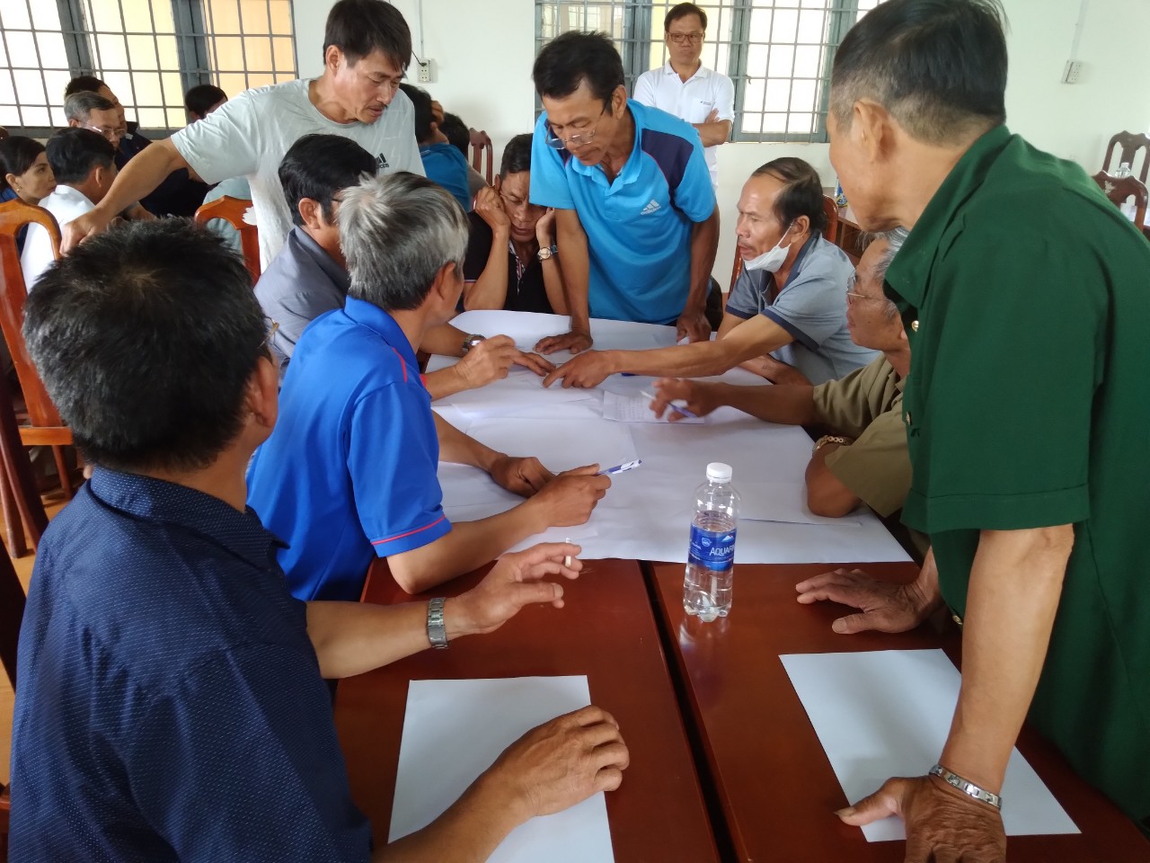 Hinh 4. Nhóm nông dân xã Phú Xuân tham gia thảo luận nhóm